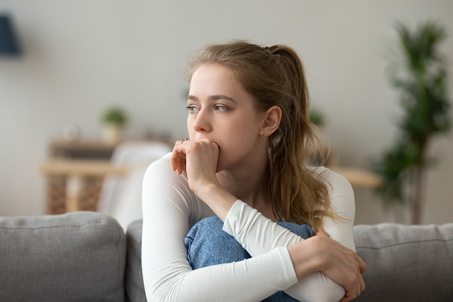 کلینیک روانشناسی آرام اندیش girl sitting on couch اضطراب Image of girl sitting on couch