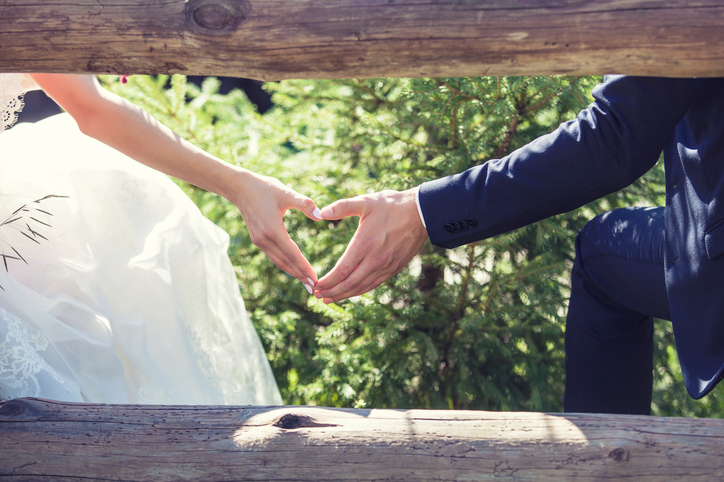 کلینیک روانشناسی آرام اندیش hands of couple forming heart مشاوره پیش از ازدواج Image of hands of couple forming heart